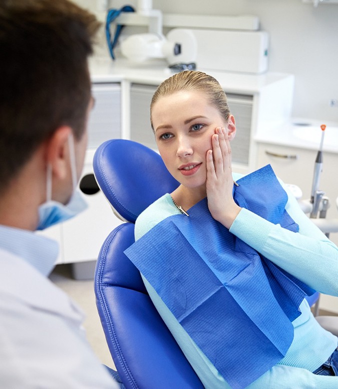 Woman with oral pain visiting her dentist